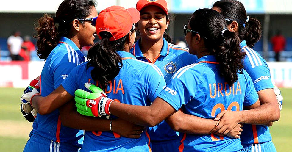 इंग्लैंड की त्रिकोणीय सीरीज़ में दोहरी हार: डेथ ओवर्स में विकेट लेने की कमी और लियाम डॉसन की भूमिका इंग्लैंड की त्रिकोणीय सीरीज़ में दोहरी हार: डेथ ओवर्स में विकेट लेने की कमी और लियाम डॉसन की भूमिका